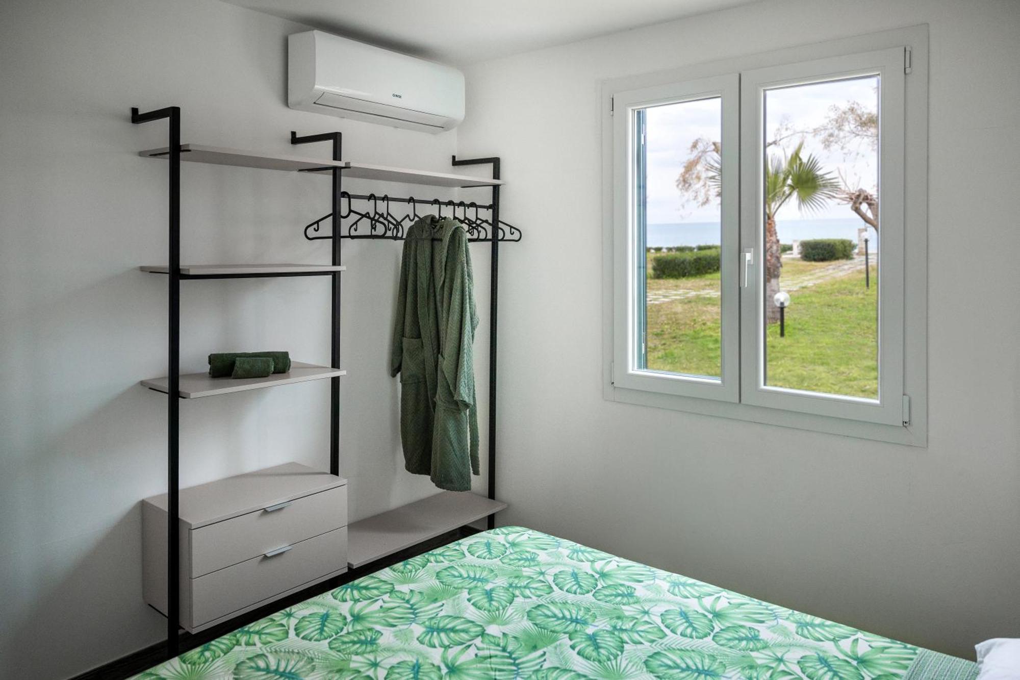 Villaggio Camping Poseidon - Bungalows & Rooms With Sea View In Nature Santa Caterina Dello Ionio Marina Extérieur photo